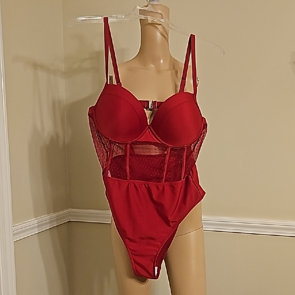 Chic Red Underwire Swim Suit